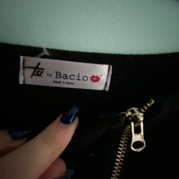 Crossbody zipper long sleeved top, made in Korea! - Picture 2 of 2